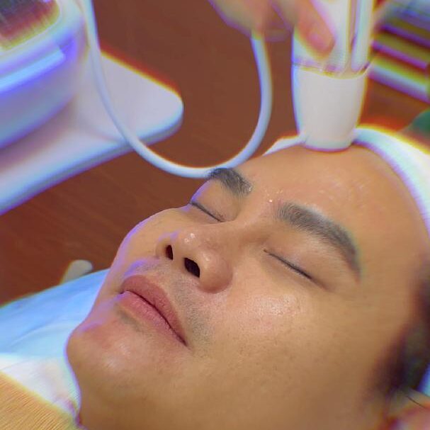 MC Hồng Phúc thực hiện chăm sóc da lão hóa vơi Hifu Duo tại ANVEE